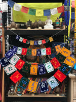 Mini Banderitas Mantra Om Mani Padme Hum Tamaño 4, Grandes (Amor y compasión por todos los seres vivos) - Longitud 103 cms.