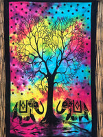 Colgante GOB0019. Tapete a muro de elefantes y árbol de la vida multicolor. 112 cms de alto por 77 cms de ancho.