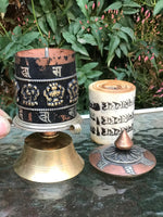 Rueda de Oracion De Escritorio (Om Mani Padme Hung y Ashta Mangala). 14 cms x 7,5 cms (RP013).