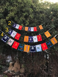 Mini Banderitas Mantra Om Mani Padme Hum Tamaño 4, Grandes (Amor y compasión por todos los seres vivos) - Longitud 103 cms.