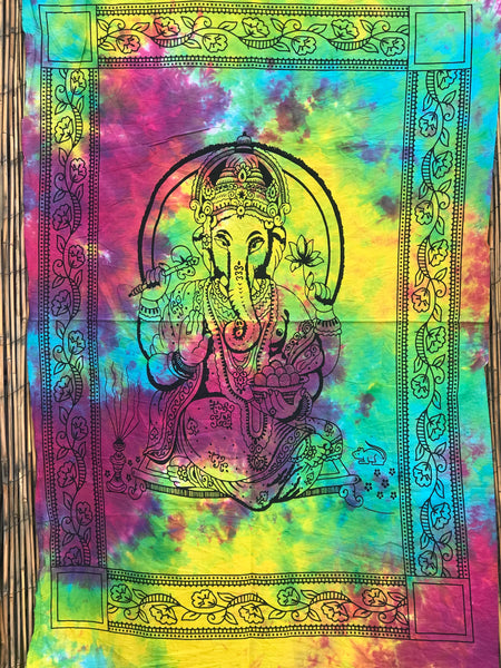 Colgante GOB0016. Tapete a muro de Ganesh fondo multicolor. 117 cms de alto por 78 cms de ancho.