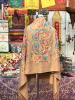 Pashmina Color Café  Claro 0011, mezcla de Cahsmere. Hecho en Nepal, la tierra de Buda y los Himalayas.
