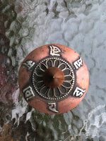 Rueda de Oracion De Escritorio (Om Mani Padme Hung y Ashta Mangala). 14 cms x 7,5 cms (RP013).