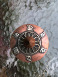 Rueda de Oracion De Escritorio (Om Mani Padme Hung y Ashta Mangala). 14 cms x 7,5 cms (RP013).
