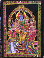Colgante GOB0038. Tapete a muro de familia Shiva, Parvati, Ganesh y Karttikeya. 78 cms de alto por 57 cms de ancho.