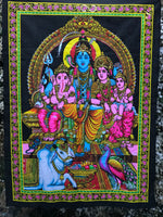 Colgante GOB0022. Tapete a muro de familia Shiva, Parvati, Ganesh y Karttikeya. 110 cms de alto por 81 cms de ancho.