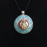 Colgante Intencionado Protección Buda Gautama (Siddharta). Color piedra turquesa y coral . Arte Tibetano. - www.eltercerojo.cl