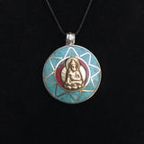 Colgante Intencionado Protección Buda Gautama (Siddharta). Color piedra turquesa y coral . Arte Tibetano. - www.eltercerojo.cl