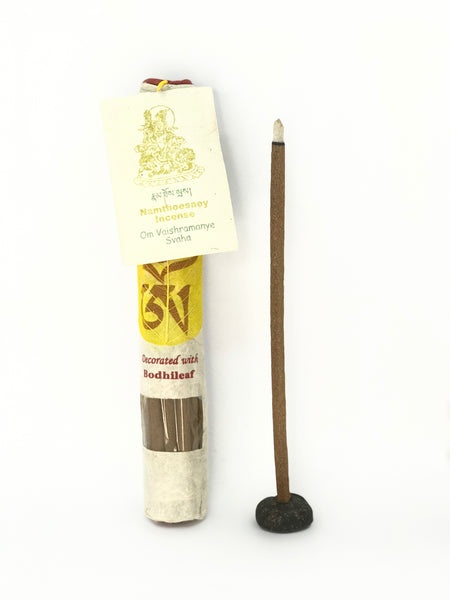 Bodhileaf Namthoesaey, "Jambhala" Incense (Om Vaishramanye Svaha). Mirra - Contiene 19 varas de 2 horas aprox.  Hecho a mano en Nepal. - www.eltercerojo.cl