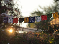 Mini Banderitas Mantra Om Mani Padme Hum (Amor y compasión por todos los seres vivos) - Longitud 42 cms. - www.eltercerojo.cl