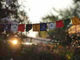 Mini Banderitas Mantra Om Mani Padme Hum (Amor y compasión por todos los seres vivos) - Longitud 42 cms. - www.eltercerojo.cl