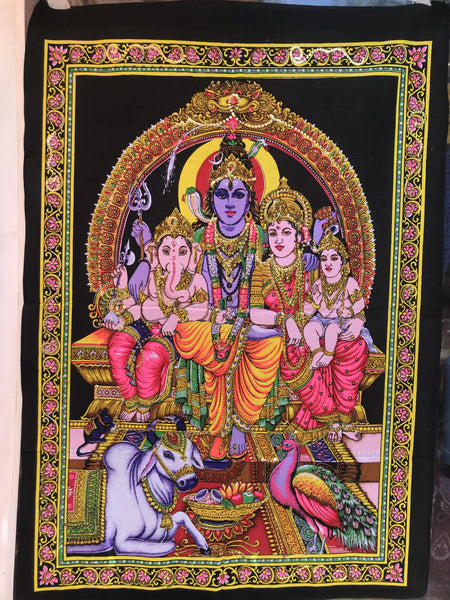 Colgante GOB0042. Tapete a muro de familia Shiva, Parvati, Ganesh y Karttikeya. 77 cms de alto por 104 cms de ancho.