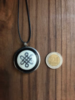 Colgante protector con nudo sin fin, Estupa, Yin y Yang, Dorje. Arte Tibetano. - www.eltercerojo.cl