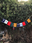 Mini Banderitas Mantra Om Mani Padme Hum Tamaño 4, Grandes (Amor y compasión por todos los seres vivos) - Longitud 103 cms.