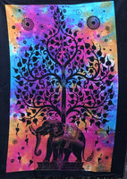 Colgante GOB0031. Tapete a muro de elefantes y árbol de la vida multicolor. 115 cms de alto por 70 cms de ancho.