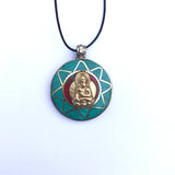 Colgante Intencionado Protección Buda Gautama (Siddharta). Color piedra turquesa y coral . Arte Tibetano. - www.eltercerojo.cl