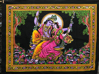 Colgante GOB0010. Tapete a muro de Krishna y Radha. 83 cms de alto por 104 cms de ancho.