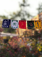 Mini Banderitas Mantra Om Mani Padme Hum (Amor y compasión por todos los seres vivos) - Longitud 42 cms. - www.eltercerojo.cl