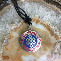 Colgante con mandala y nudo infinito. Color coral y lapislázuli. Arte Tibetano. - www.eltercerojo.cl