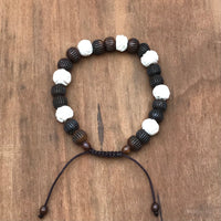 Pulsera h.u.e.s.o de Yak con cuentas talladas a mano (café y blancas).