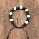 Pulsera h.u.e.s.o de Yak con cuentas talladas a mano (café y blancas).
