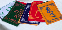 Mini Banderitas Mantra Om Mani Padme Hum Tamaño 3, Grandes (Amor y compasión por todos los seres vivos) - Longitud 80 cms. - www.eltercerojo.cl