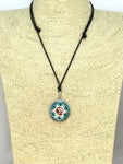 Colgante Intencionado Protección Om Mandala Flor. Color piedra turquesa y coral. Arte Tibetano.