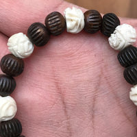 Pulsera h.u.e.s.o de Yak con cuentas talladas a mano (café y blancas).