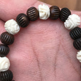 Pulsera h.u.e.s.o de Yak con cuentas talladas a mano (café y blancas).