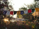 Mini Banderitas Mantra Om Mani Padme Hum (Amor y compasión por todos los seres vivos) - Longitud 42 cms. - www.eltercerojo.cl