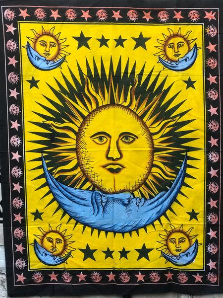 Colgante o tapete a muro de sol y luna. 112 cms de alto por 87 cms de ancho. - www.eltercerojo.cl