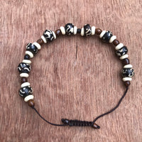 Pulsera hueso de Yak con símbolo Om. - www.eltercerojo.cl