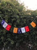 Mini Banderitas Mantra Om Mani Padme Hum Tamaño 3, Grandes (Amor y compasión por todos los seres vivos) - Longitud 80 cms. - www.eltercerojo.cl