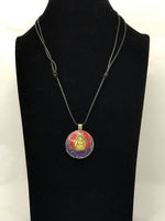 Colgante Intencionado Protección Buda Gautama (Siddharta). Color piedra Lapislázuli y coral. Arte Tibetano. - www.eltercerojo.cl